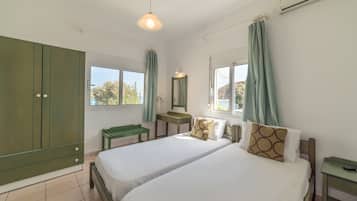 Apartment, 2 Single Beds, Sea View | Desk, laptop workspace, free WiFi