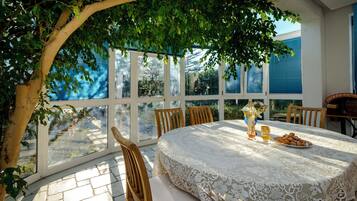 Villa (Four Bedroom Villa with Terrace and S) | Comedor