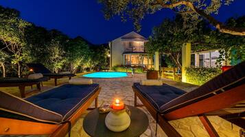 Villa (Four Bedroom Villa with Terrace and S) | Alberca al aire libre | Alberca al aire libre por temporada y sombrillas en la alberca