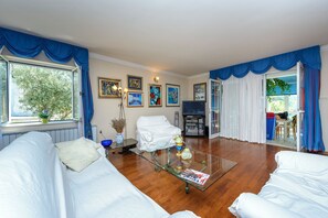 Villa (Four Bedroom Villa with Terrace and S) | Sala de estar | Televisión de pantalla plana de 32 pulgadas con canales por cable 