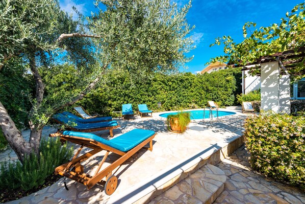 Villa (Four Bedroom Villa with Terrace and S) | Alberca al aire libre | Alberca al aire libre por temporada y sombrillas en la alberca