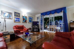 Villa (Four Bedroom Villa with Terrace and S) | Sala de estar | Televisión de pantalla plana de 32 pulgadas con canales por cable 