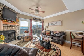 Smart TV, chimenea y libros 