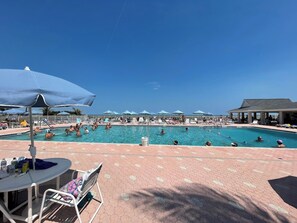 Utendørsbasseng og et oppvarmet basseng