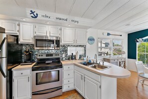 Kjøleskap, mikrobølgeovn, ovn og kokeplater