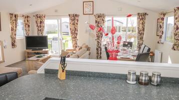 Cabin, Multiple Beds | Private kitchen | Fridge, microwave, oven, stovetop