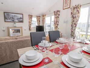Cabin, Multiple Beds | Private kitchen | Fridge, microwave, oven, stovetop