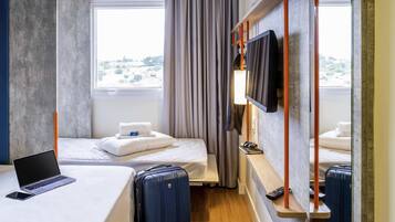 Quarto standard, várias camas | Quartos à prova de som, ferros/tábuas de passar roupa, Wi-Fi de cortesia
