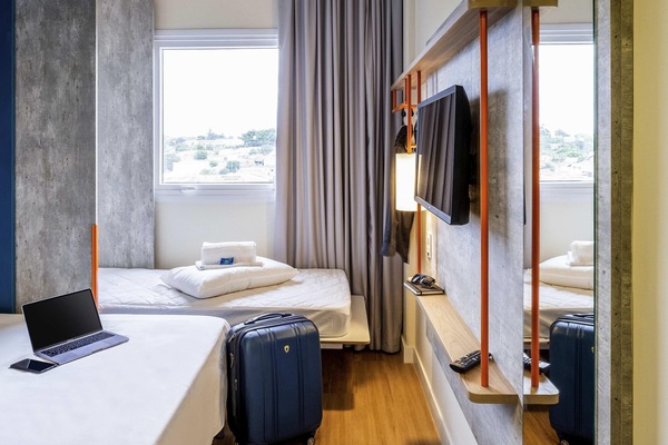 Quarto standard, várias camas | Quartos à prova de som, ferros/tábuas de passar roupa, Wi-Fi de cortesia