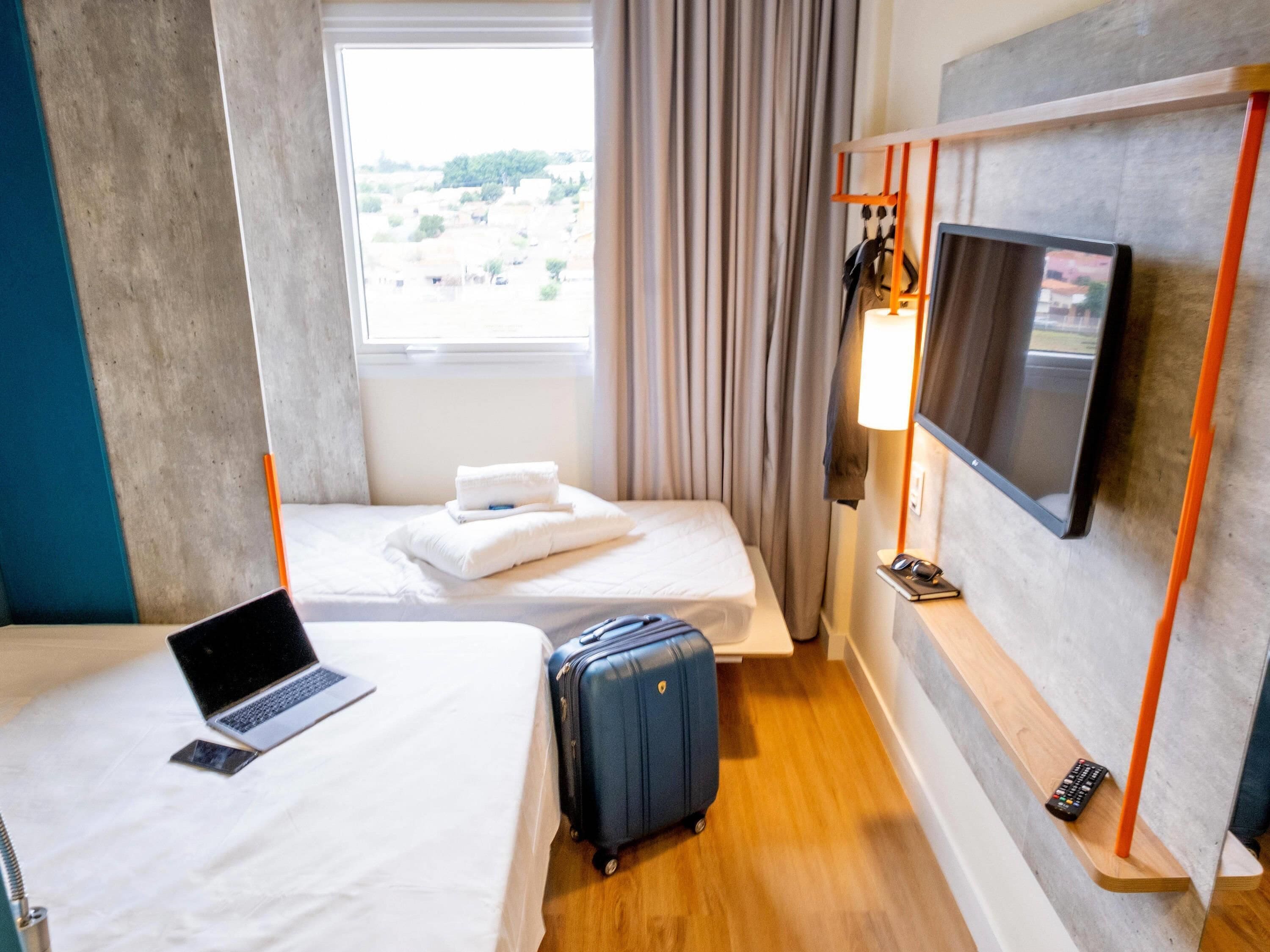 Quarto standard, várias camas | Quartos à prova de som, ferros/tábuas de passar roupa, Wi-Fi de cortesia