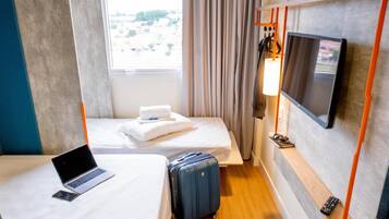 Quarto standard, várias camas | Quartos à prova de som, ferros/tábuas de passar roupa, Wi-Fi de cortesia