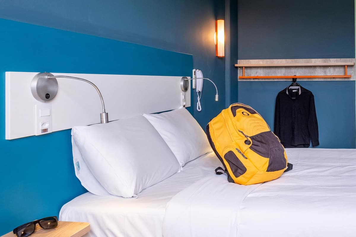 Soundproofing, free WiFi, bed sheets