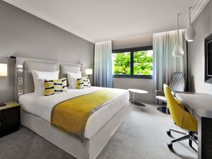 Bộ đồ giường cao cấp, minibar, bàn 