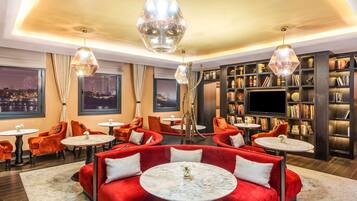 Hochwertige Bettwaren, Minibar, Schreibtisch