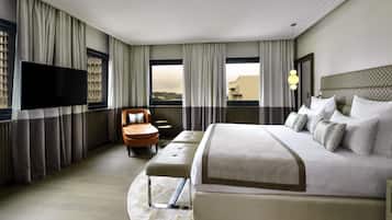 Suite ejecutiva, 1 cama de matrimonio grande | Ropa de cama de alta calidad, minibar, escritorio