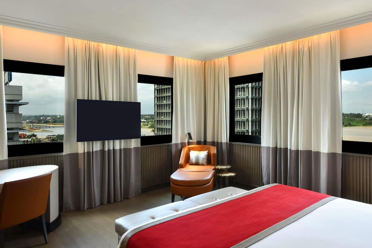 Executive Suite, 1 King Bed | Premium bedding, minibar, desk, laptop workspace