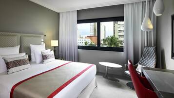 Ropa de cama de alta calidad, minibar y escritorio