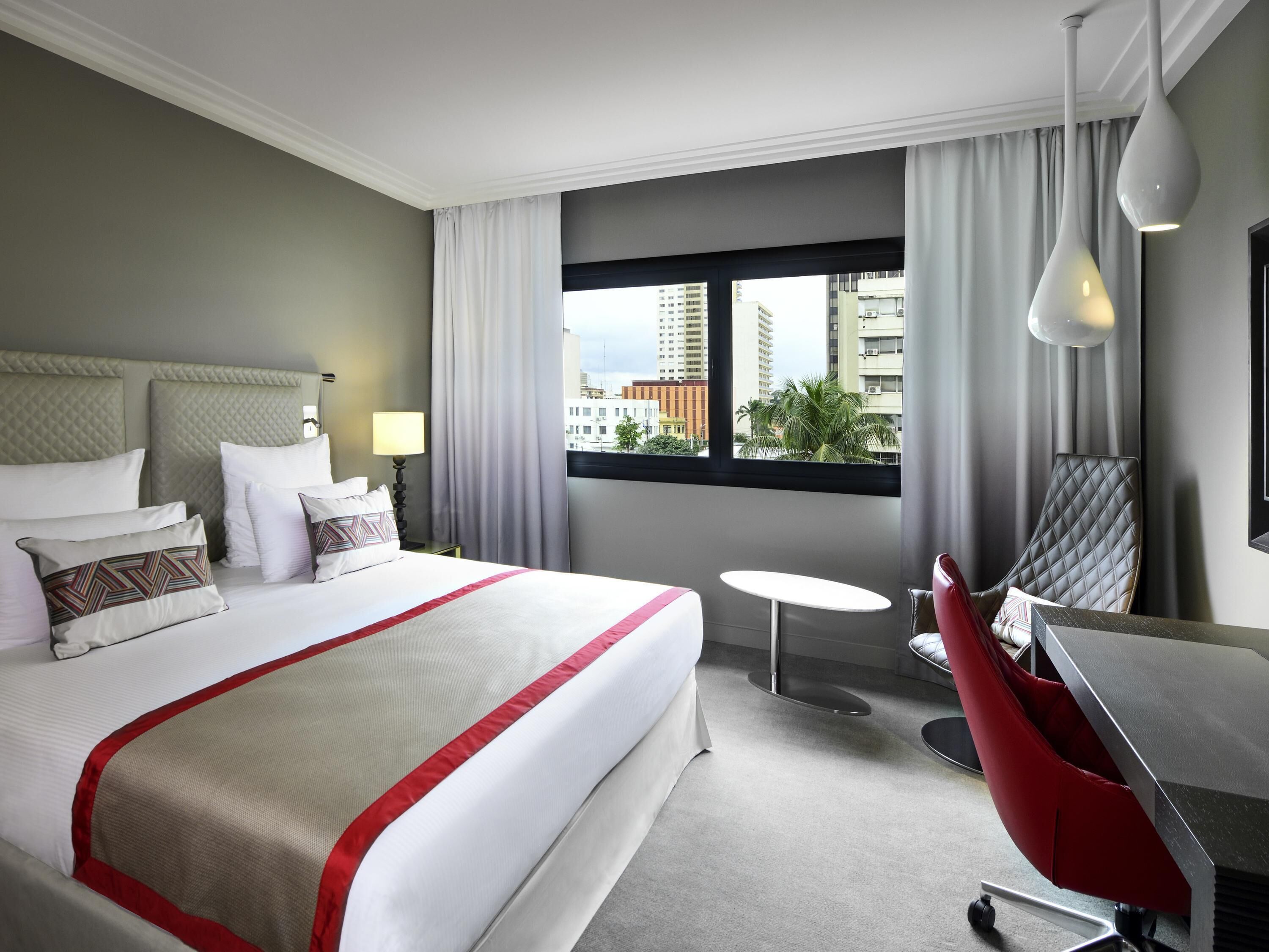 Ropa de cama de alta calidad, minibar, escritorio