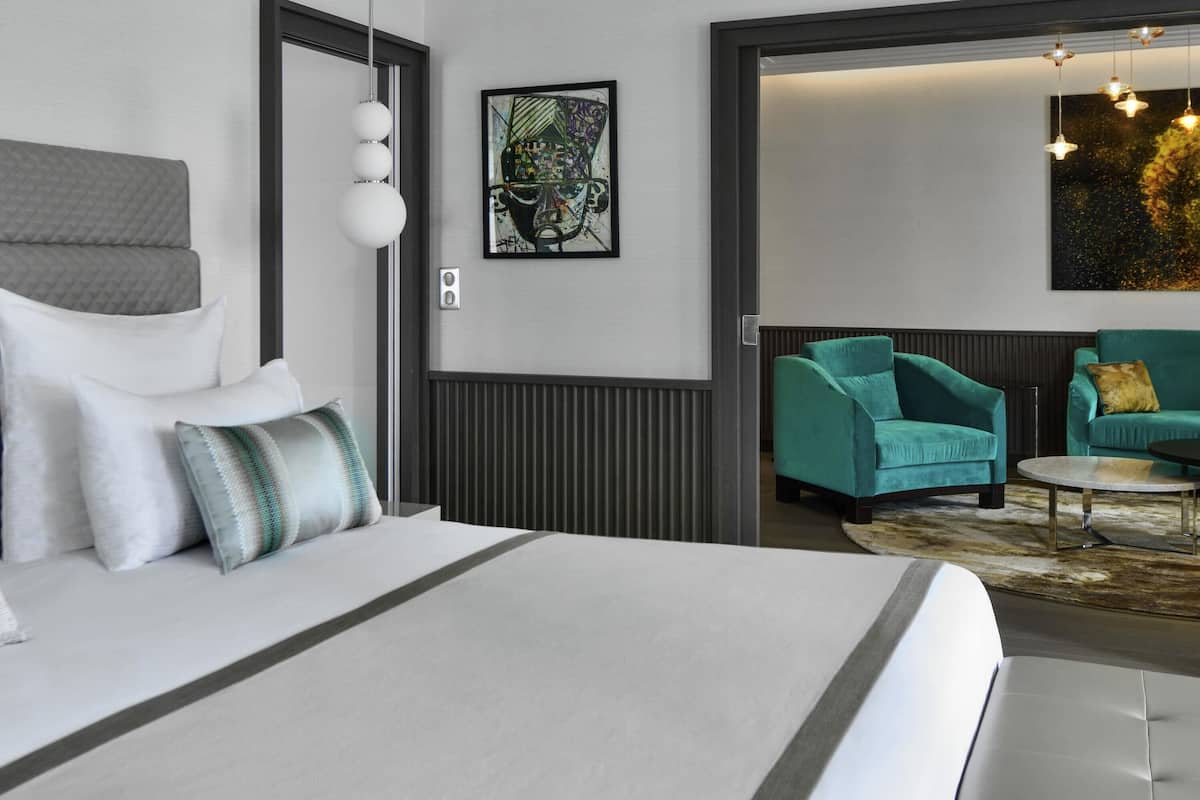 Suíte executiva, 1 cama King | Roupas de cama premium, frigobar, escrivaninha