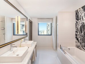 Executive-suite - 1 kingsize-seng | Badeværelse | Bruser, brusehoved med hydromassage, miljøvenlige toiletartikler