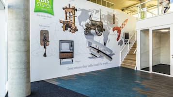 Eine Wand mit einer Zeitleiste von Erfindungen, eine Treppe und ein modernes Innendesign.