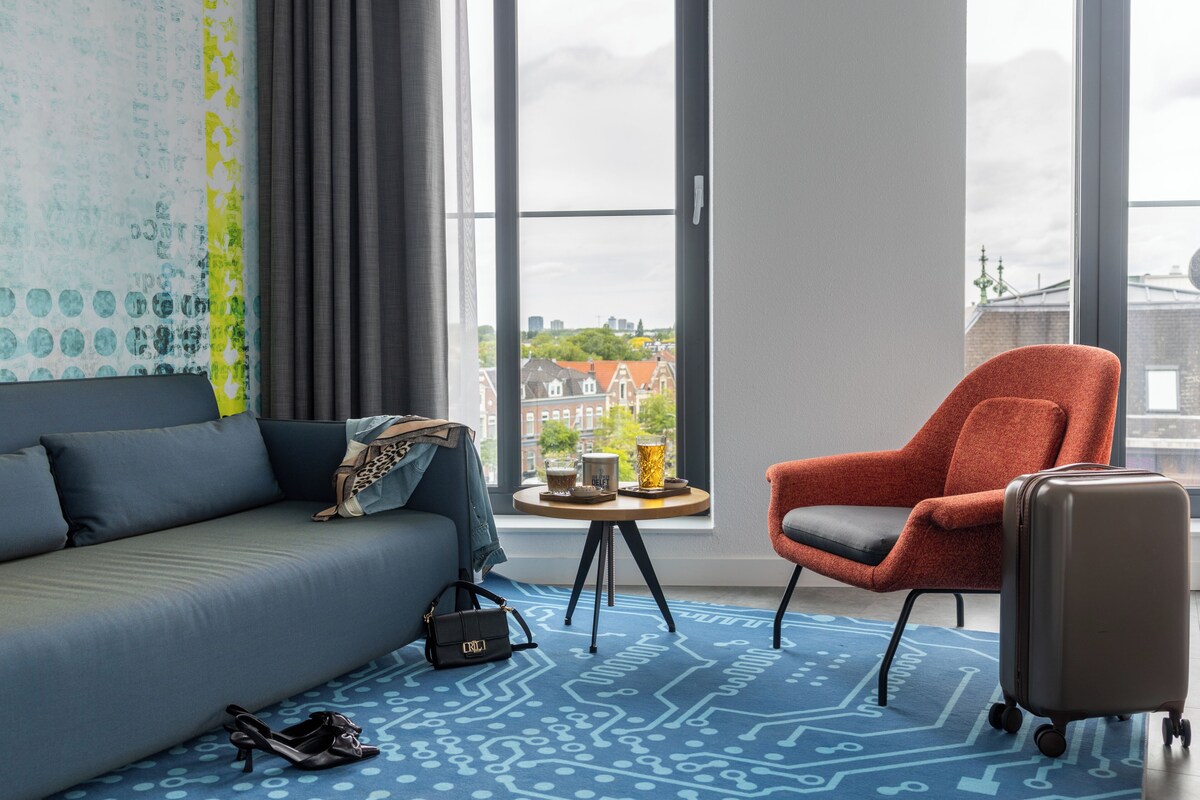 Kamar Keluarga, 1 Tempat Tidur Double dengan tempat tidur Sofa | Brankas, tirai kedap cahaya, dan setrika/meja setrika