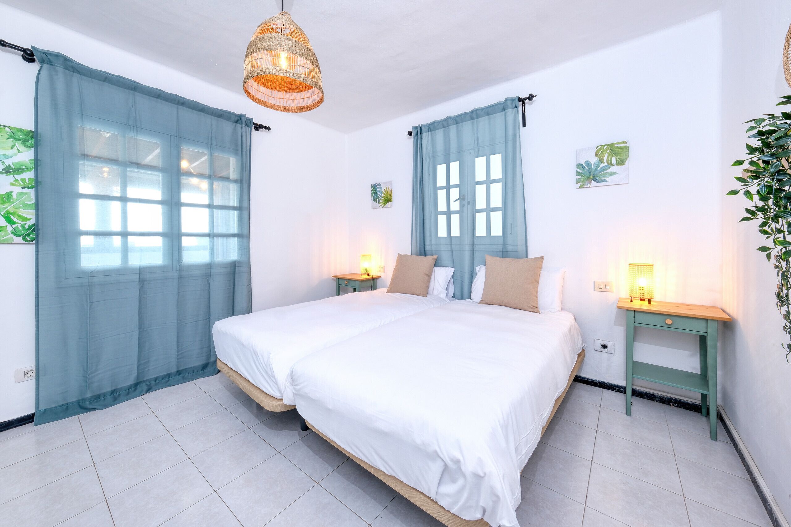 2 slaapkamers, een bureau, een strijkplank/strijkijzer, reisbedje