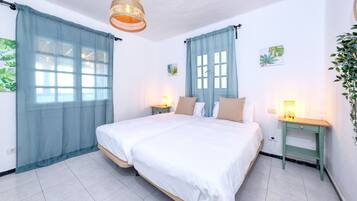 2 slaapkamers, een bureau, een strijkplank/strijkijzer, reisbedje