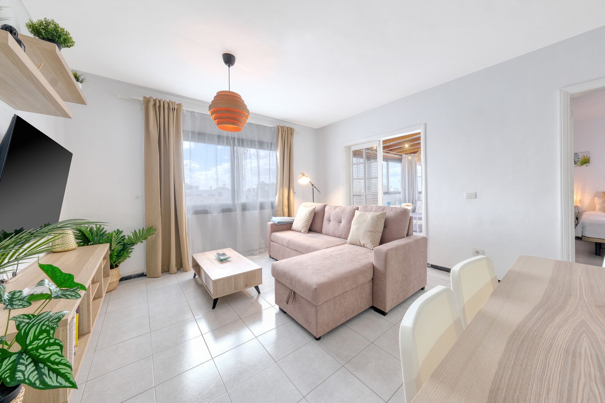 Een televisie en een tafeltennistafel