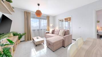 Een televisie en een tafeltennistafel