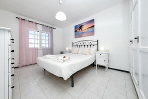 2 عدّة غرف نوم ومكواة/لوح كي وواي فاي مجانًا وملاءات أسرّة