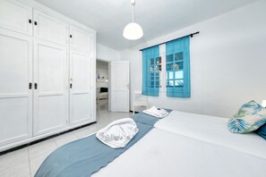 2 Schlafzimmer, Schreibtisch, Bügeleisen/Bügelbrett, Reisekinderbett