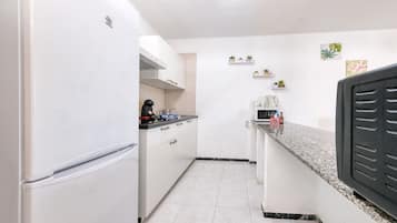 Fridge, microwave, oven, coffee/tea maker