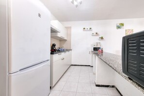 Kühlschrank, Mikrowelle, Ofen, Wasserkocher mit Kaffee-/Teezubehör