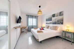 2 soverom, skrivebord, strykejern/-brett og reiseseng for barn