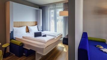 Studio, Mehrere Betten, Balkon | Zimmersafe, Schreibtisch, VerdunkelungsvorhÀnge, schallisolierte Zimmer