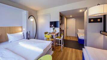 Studio, flere senger | Safe på rommet, skrivebord, blendingsgardiner og lydisolert