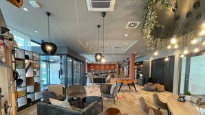 Lobby-lounge