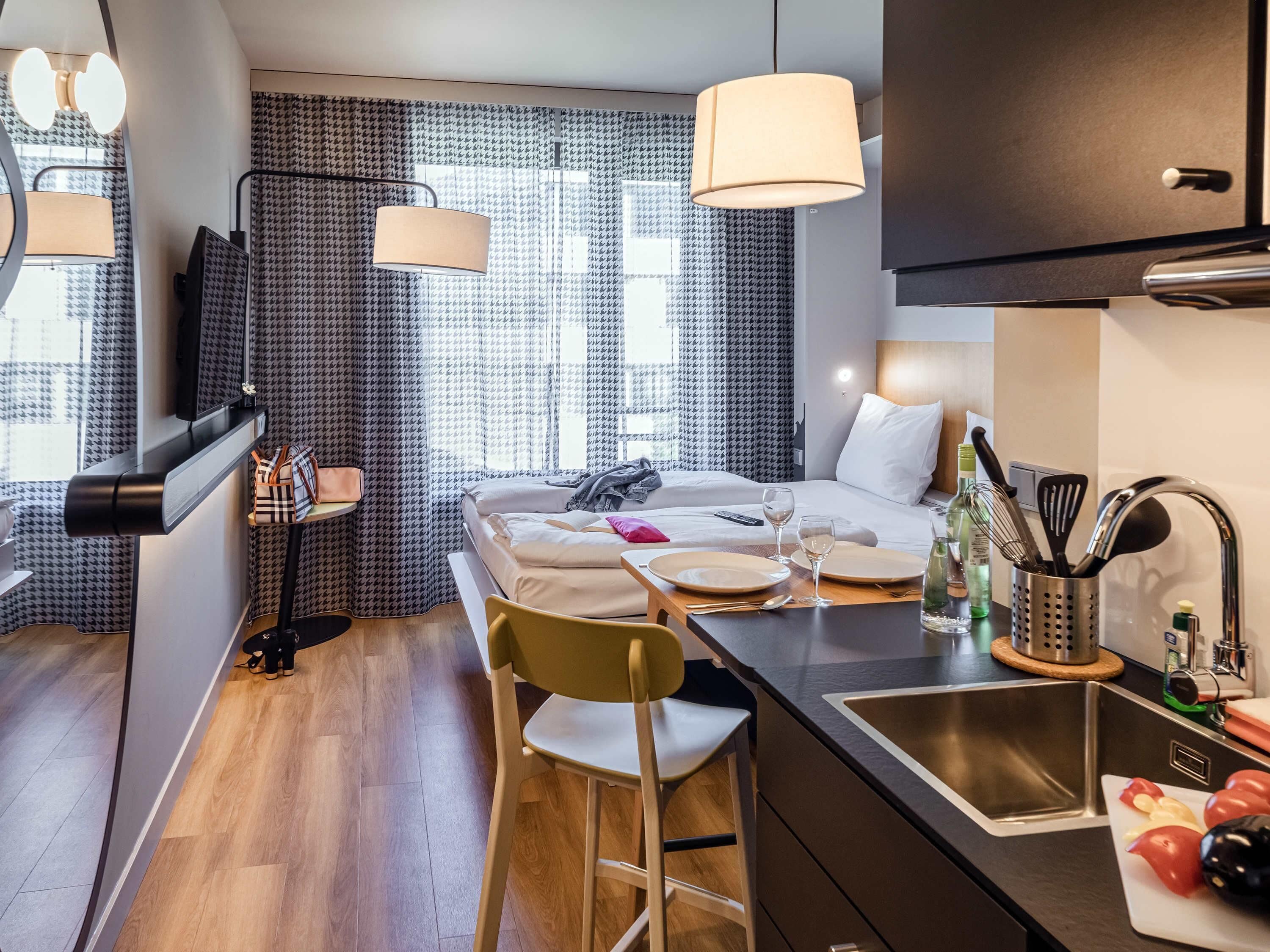 Studio, 1 Double Bed | In-room safe, desk, blackout drapes, soundproofing