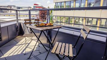 Studio, Multiple Beds, Balcony | In-room safe, desk, blackout drapes, soundproofing