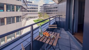 Studio, flere senger, balkong | Safe på rommet, skrivebord, blendingsgardiner og lydisolert