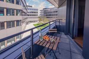 Estúdio, várias camas, sacada | Cofres nos quartos, escrivaninha, cortinas blackout