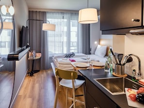 Studio, 1 Double Bed | In-room safe, desk, blackout drapes, soundproofing