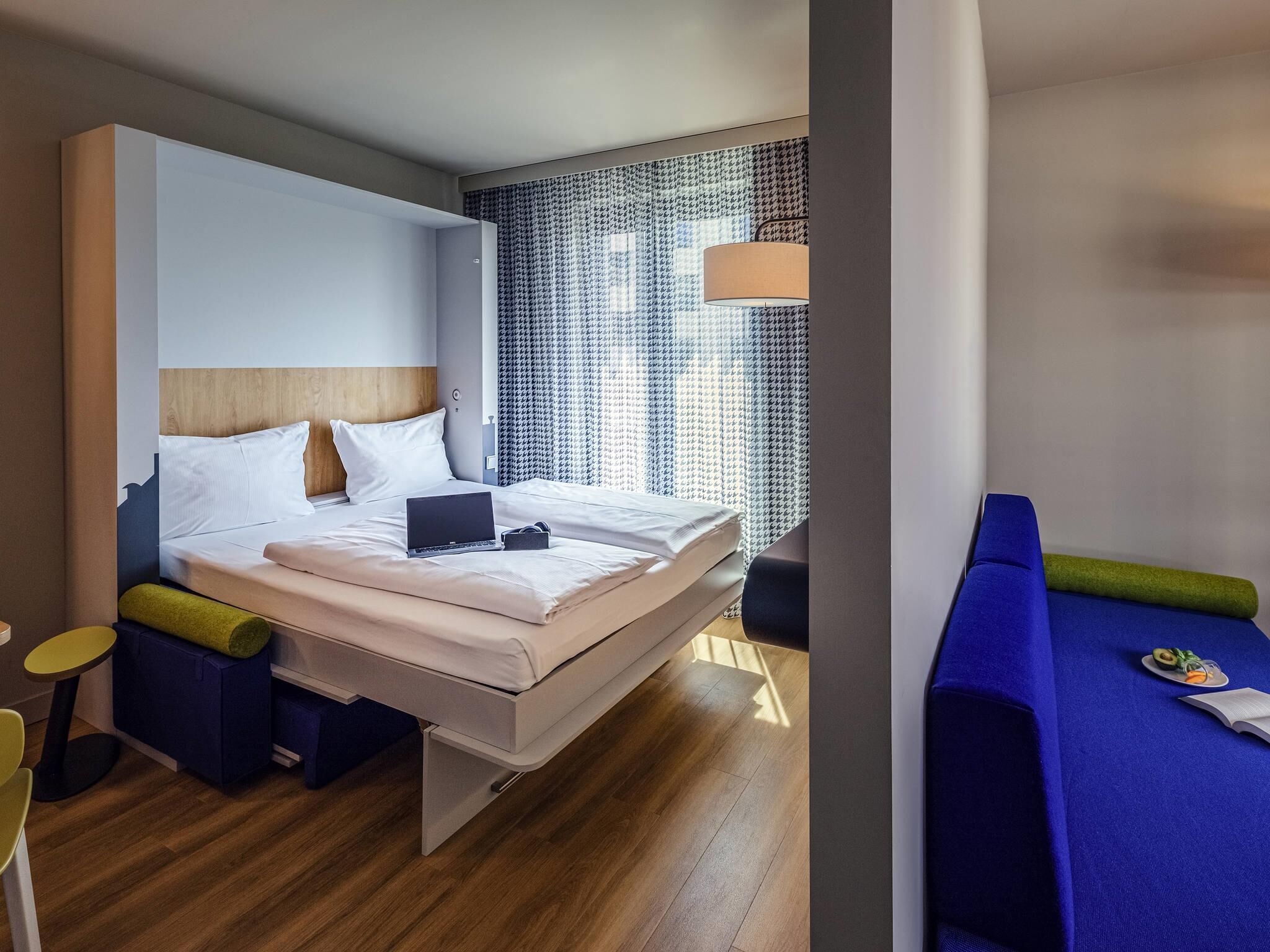 開放式客房, 多張床, 陽台 | 客房內保險箱、書桌、遮光布/窗簾、隔音