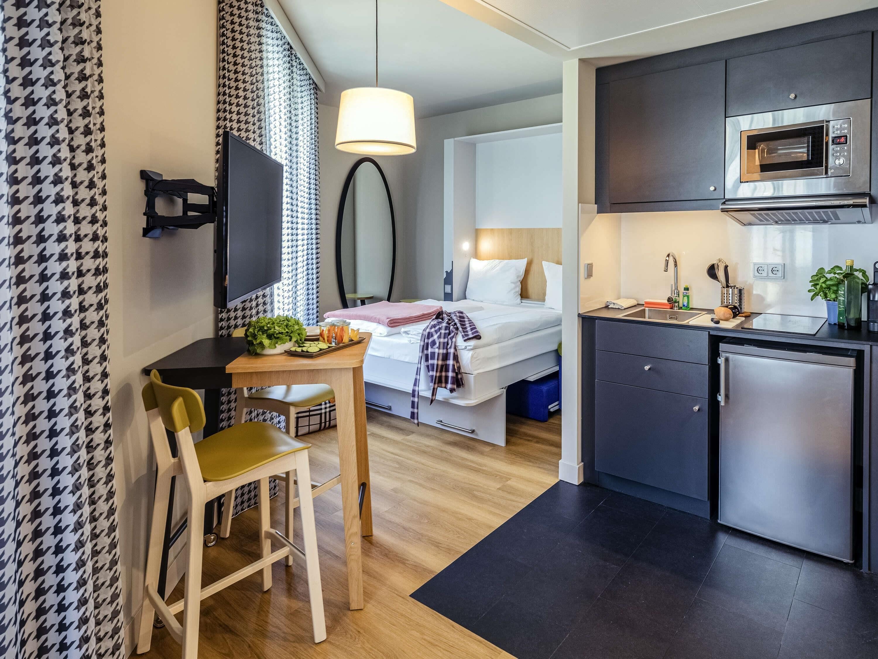 Estudi, diversos llits | Caixa forta a l'habitació, escriptori i cortines opaques 