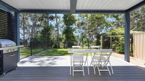 Outdoor dining - Orion Blue Beach Stay, Vincentia (Vincentia)