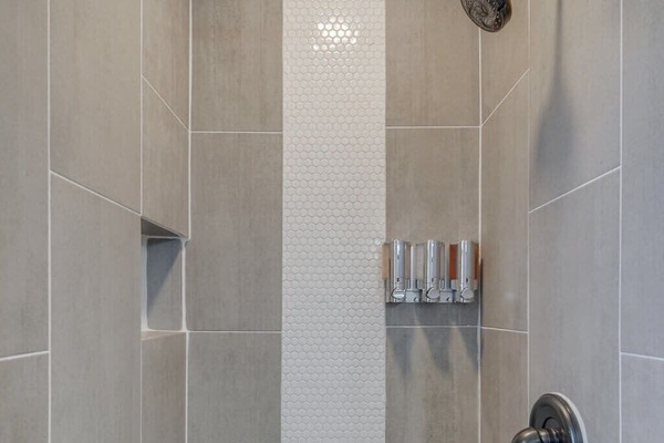 Badewanne, Haartrockner, Handtücher, Shampoo