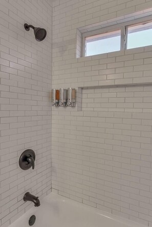 Bañera, secador de pelo, toallas y champú