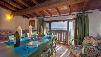 Family Apartment, Multiple Bedrooms, Mountainside (Liano Violetta -view lake & parking) | Dining