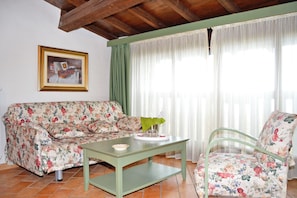 Familienapartment, Mehrere Schlafzimmer, Bergseite (Liano Rosa-view lake & parking) | Wohnbereich